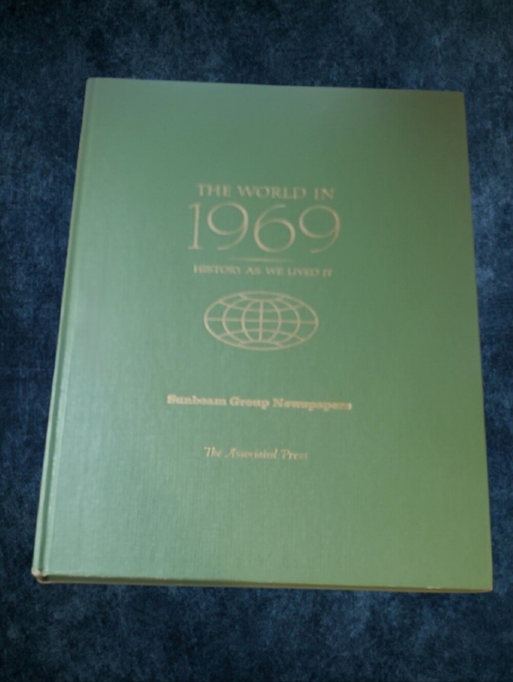 VINTAGE THE WORLD IN 1969 HISTORY AS WE LIVED IT HARDCOVER BOOK ASSOCIATED PRESS